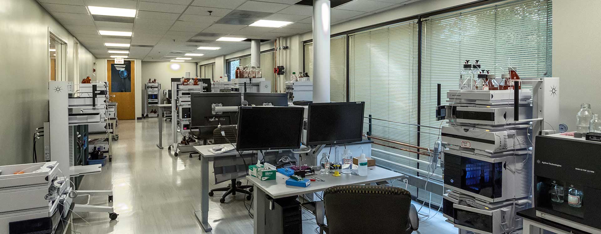 A room with many desks and chairs in it