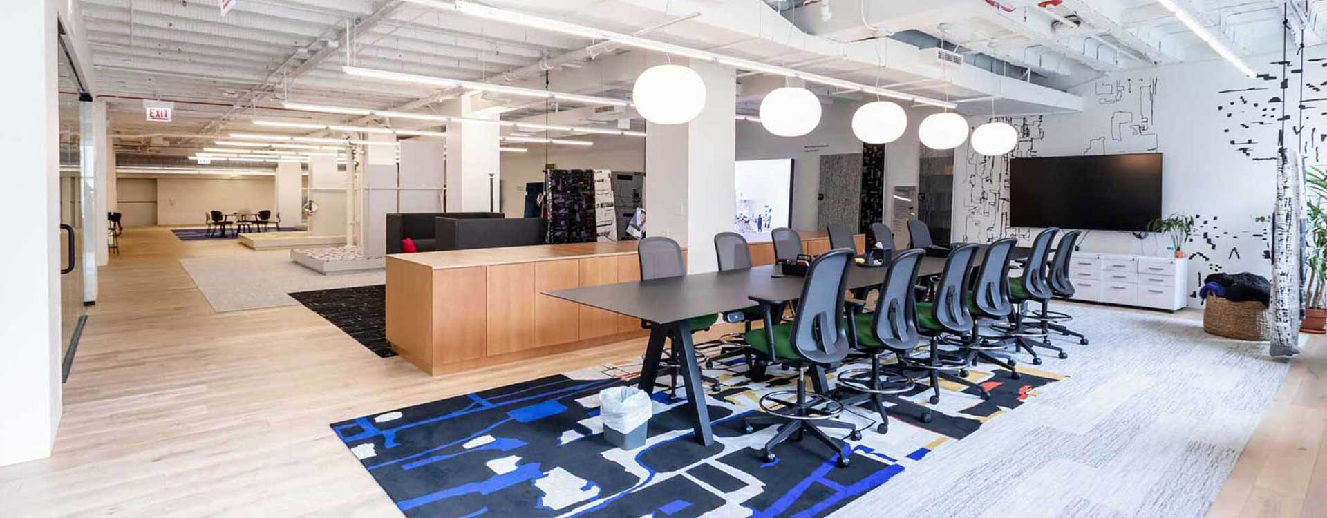 A room with several tables and chairs in it.