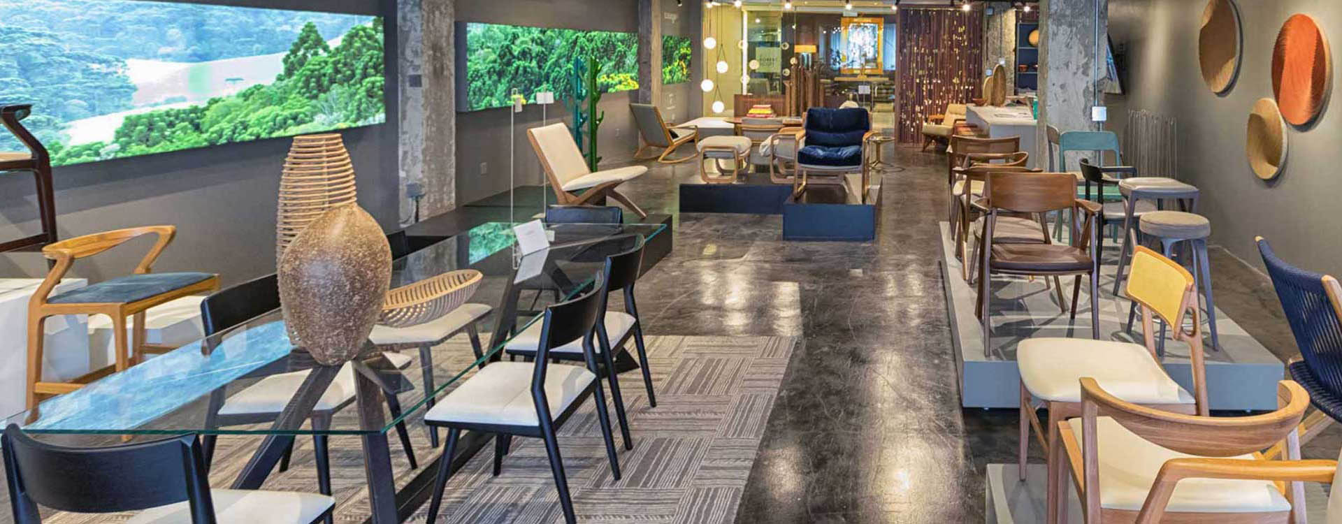 A living room with chairs and tables in it